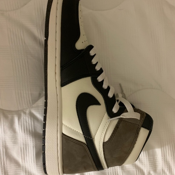 size 10.5-Air jordan 1- comes with original box main image 6
